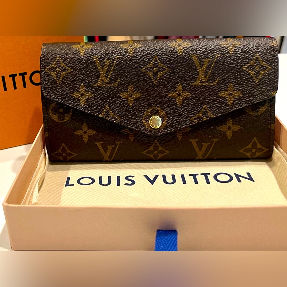 Louis Vuitton Sarah Wallet - Brown Monogram with rose ballerine pink interior.